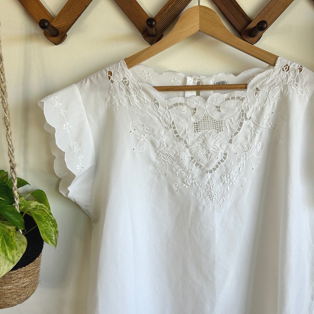 Vintage White Embroidered Cutwork Scalloped Short Sleeve Blouse Boho Feminine